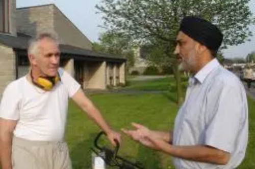 Inderjit Singh Panser talking to Rushey Mead residents.