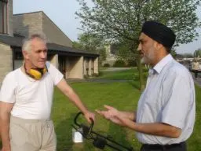 Inderjit Singh Panser talking to Rushey Mead residents.