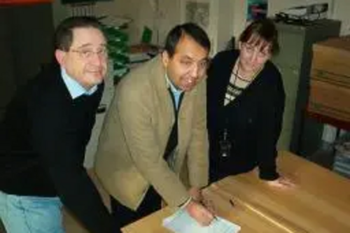 (left to right) Jeff Stephenson with Zuffar Haq & Councillor Debbie Almey signing the petition.