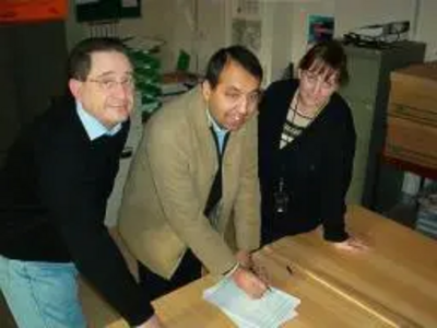 (left to right) Jeff Stephenson with Zuffar Haq & Councillor Debbie Almey signing the petition.